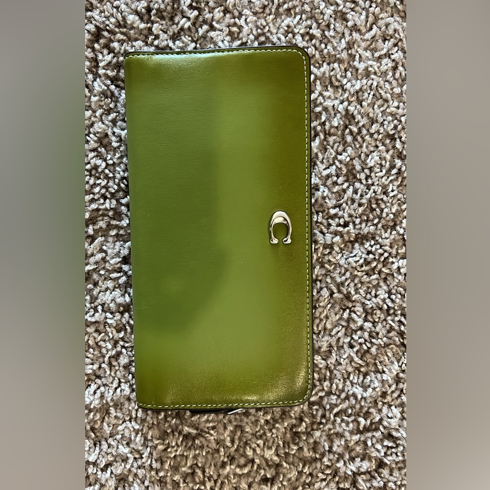 Coach long wallet dark lime